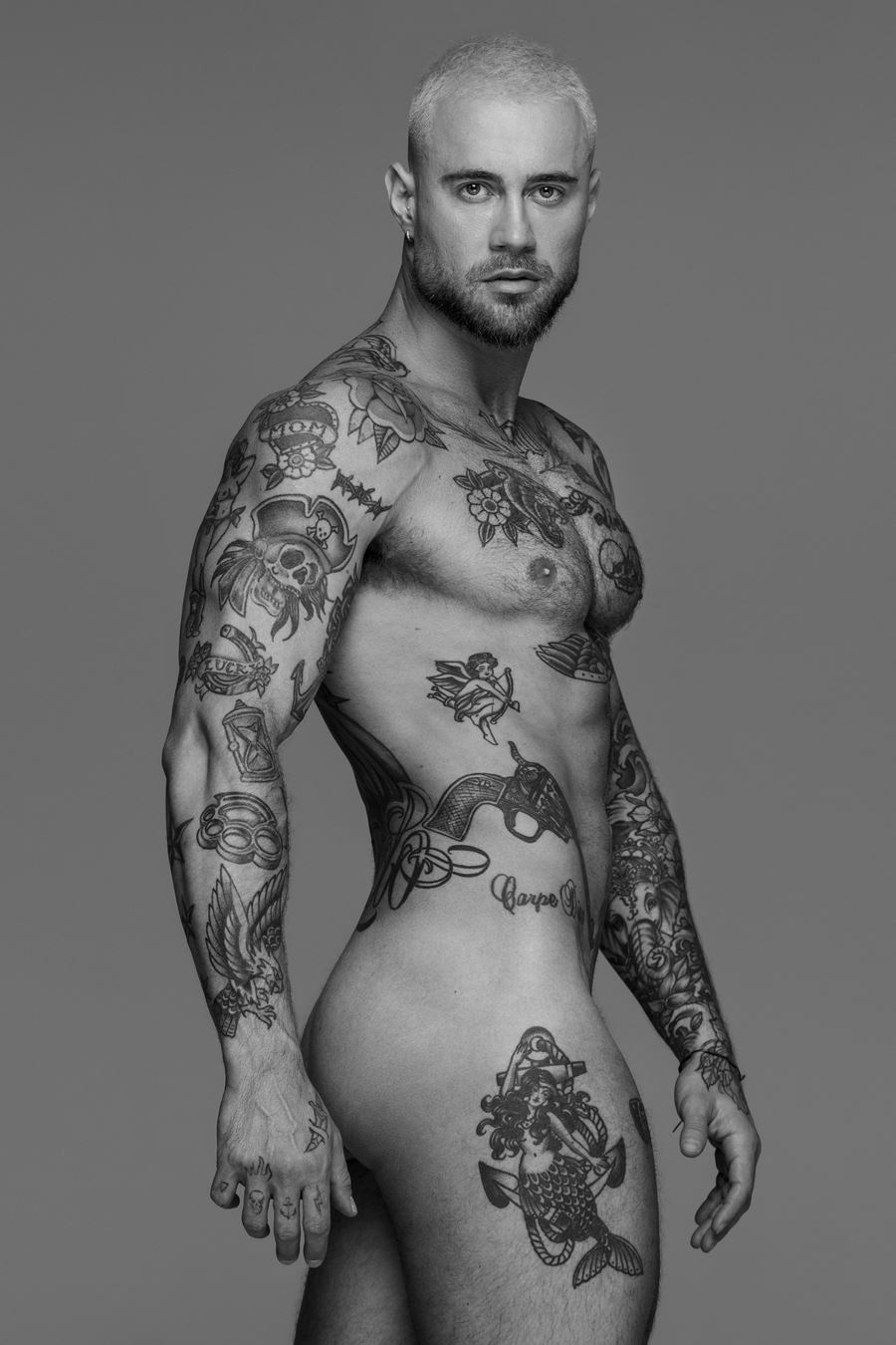 Peladão, ex-A Fazenda bombeiro da Eliana Yuri Bonotto faz ensaio nu