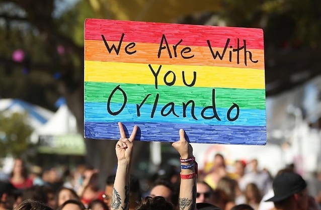 12 imagens de celebração e protesto da Parada LGBT de Los Angeles