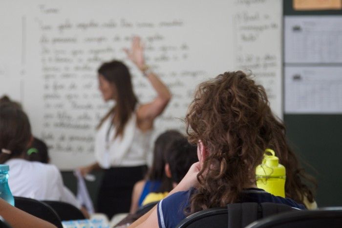 Aluna trans ameaça professora de morte por não usar seu nome social