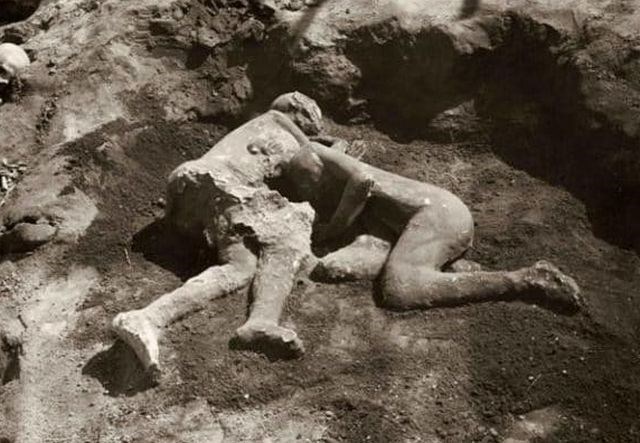 Corpos abraçados em Pompeia poderiam ser amantes gays