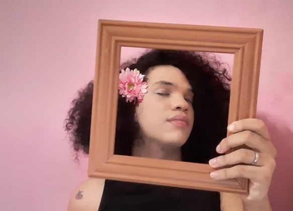 Empresa veta travesti de pronunciar termo travesti em anúncio