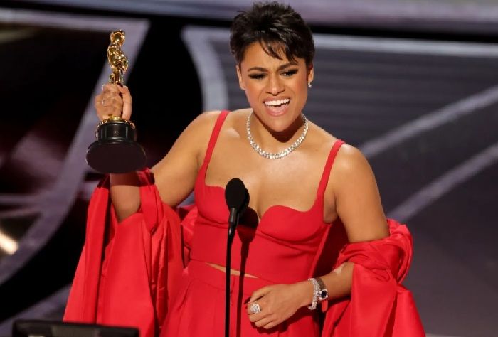 Ariana DeBose é 1ª atriz lésbica assumida a ganhar o Oscar