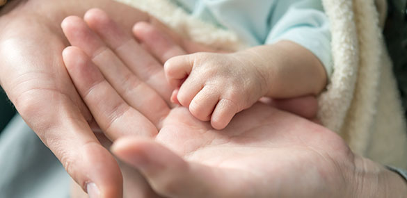 Bebê nascido de homem trans pode ser 1º na Inglaterra sem mãe