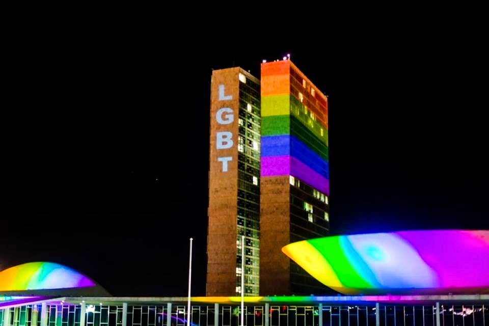 Histórico! Congresso Nacional recebe cores arco-íris LGBT