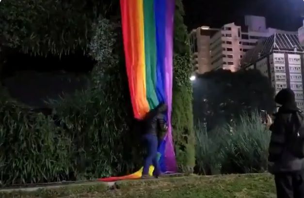Bandeira LGBT é vandalizada perto do Obelisco em Buenos Aires