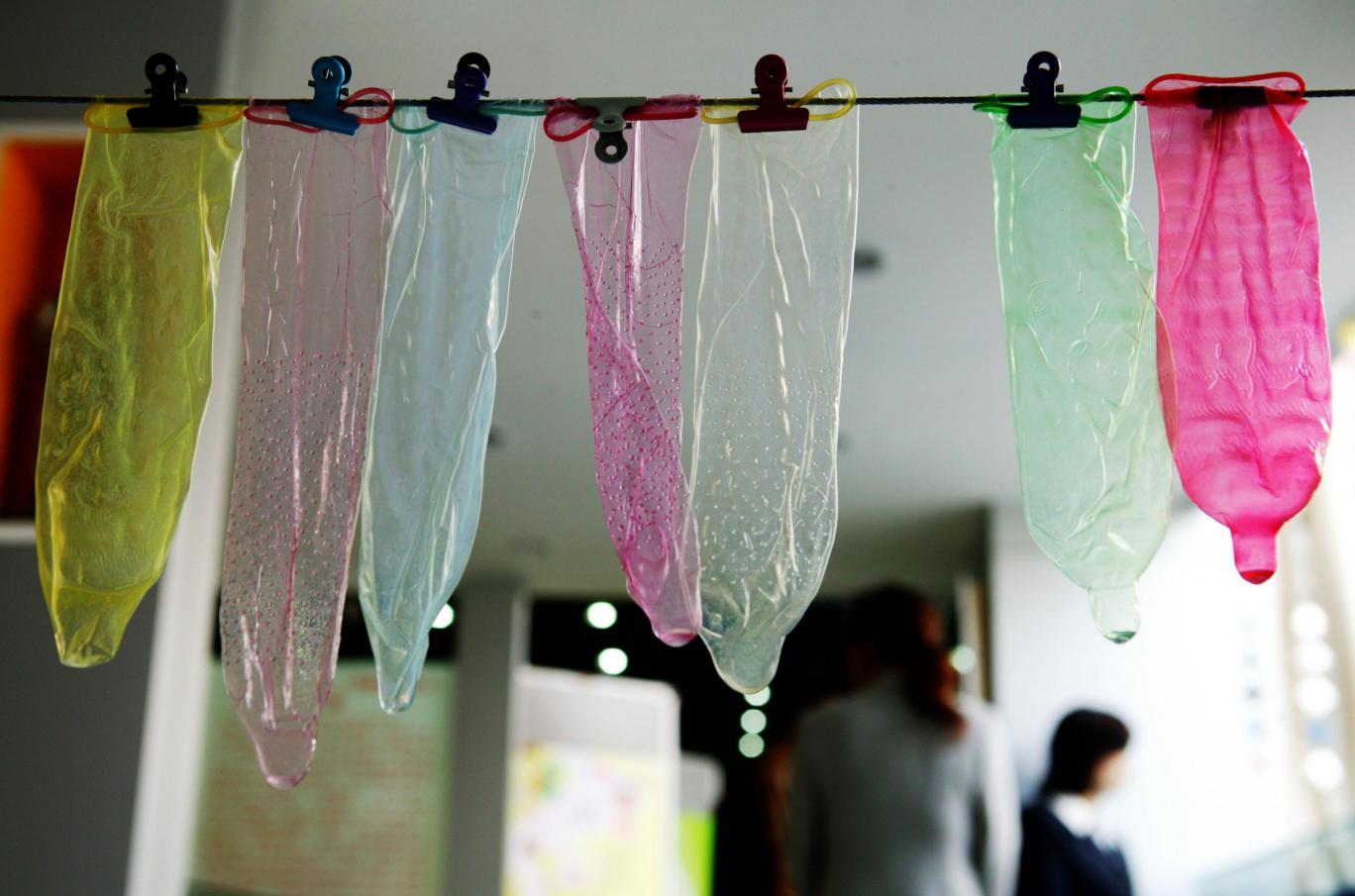 Nova camisinha pode prevenir HIV e aumentar prazer sexual