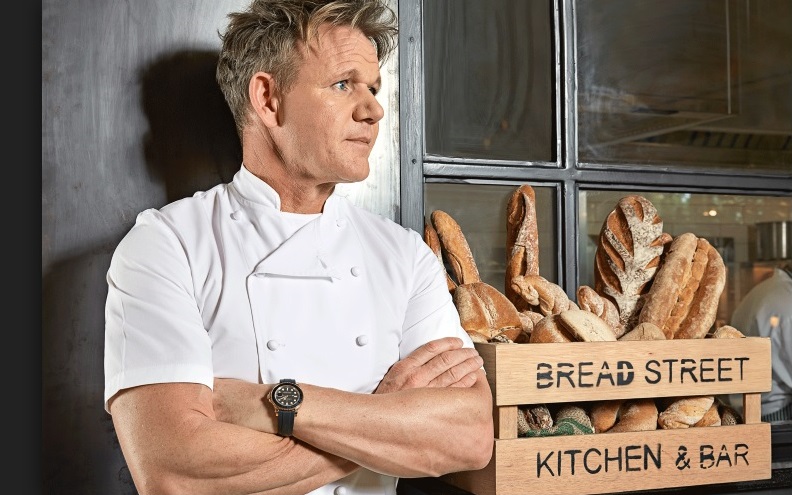 Chef Gordon Ramsay aparece de bunda de fora em reality show