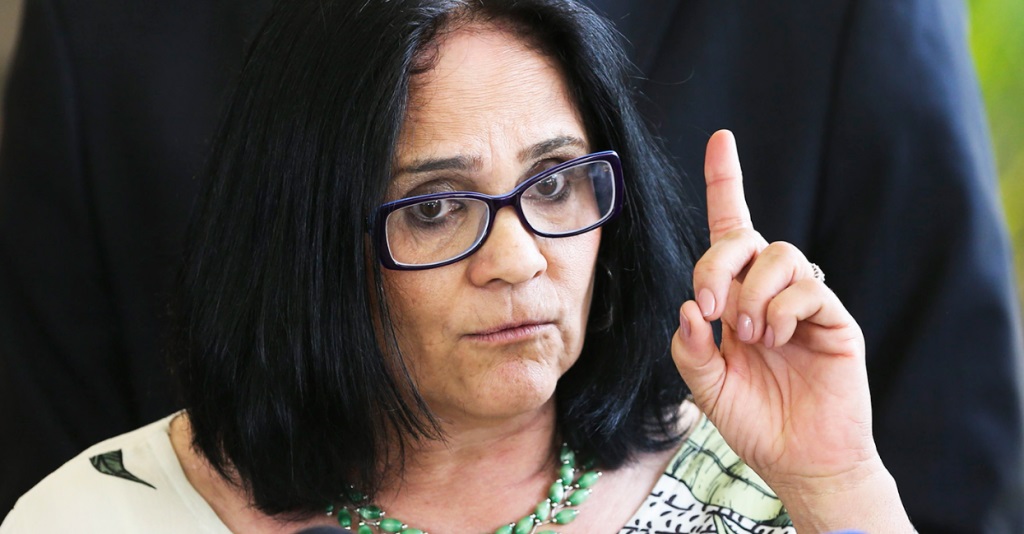 Rosa e azul: travestis divulgam nota contra fala de Damares Alves