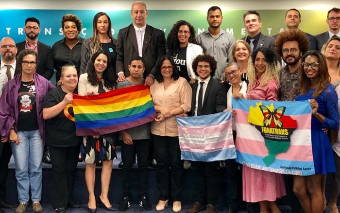 Damares recebe ativistas LGBT e promete lutar pelo segmento