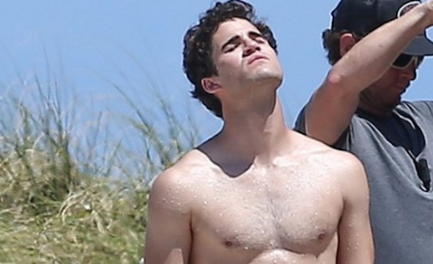 Ui, delícia! Darren Criss é clicado só de sunga nas gravações de 'Versace'