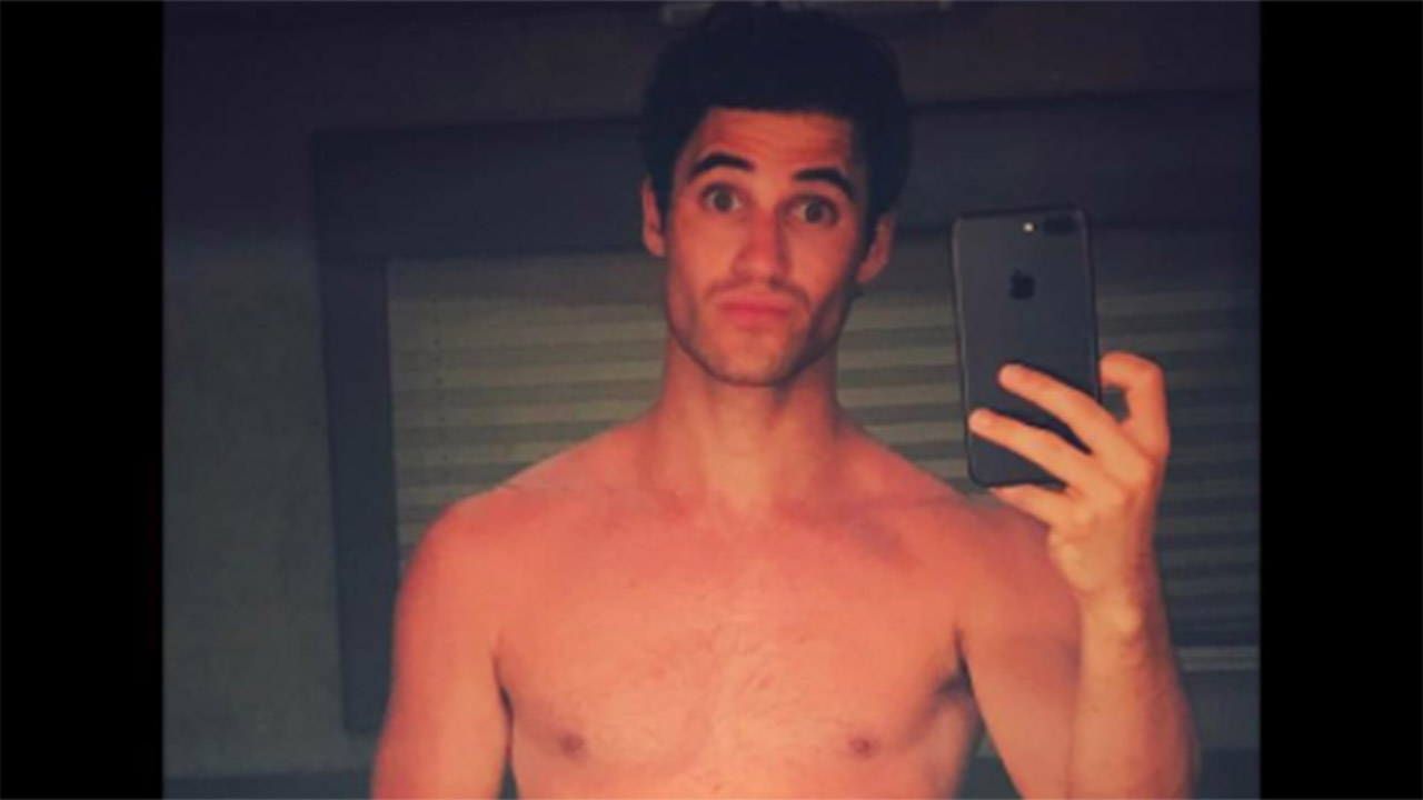 Bronzeado, Darren Criss posta nude e provoca fãs