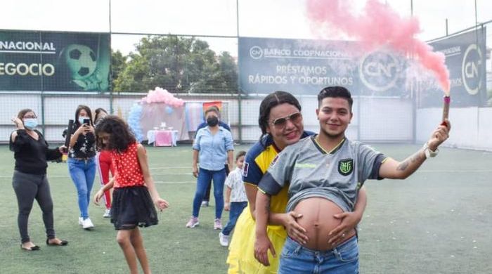 Principal ativista trans do Equador será mãe e faz chá de revelação