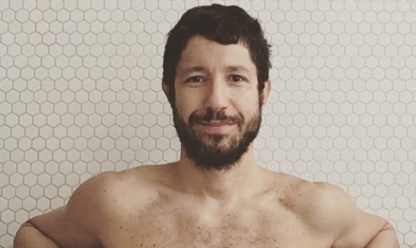 Ex-garoto-propaganda das Casas Bahia assume-se gay e mostra namorado