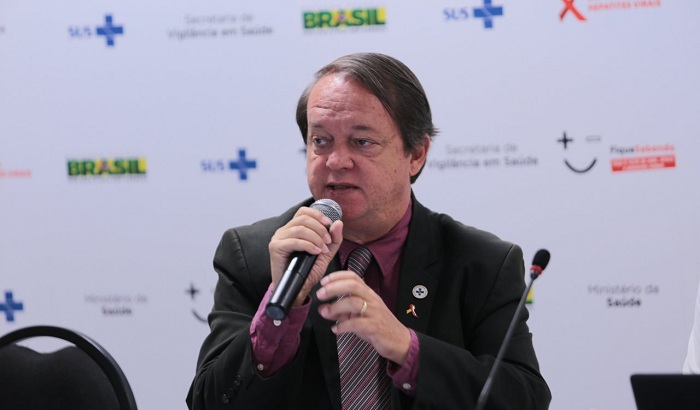 Com críticas a Dilma e Temer, diretor de Aids pede demissão