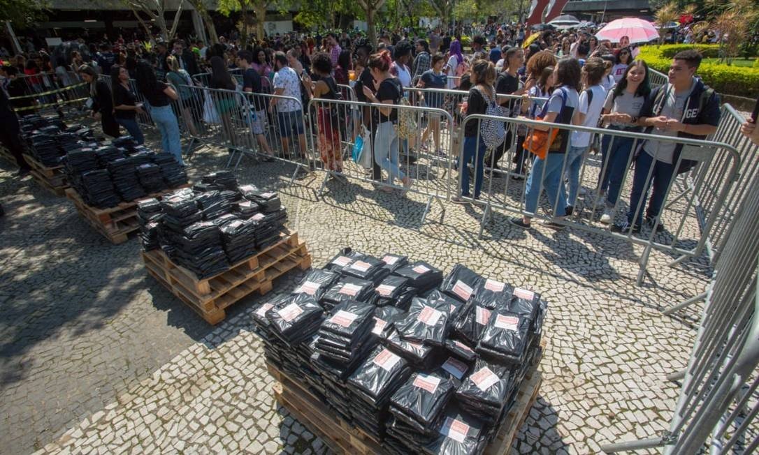 Felipe Neto compra 14 mil livros LGBT da Bienal e distribui
