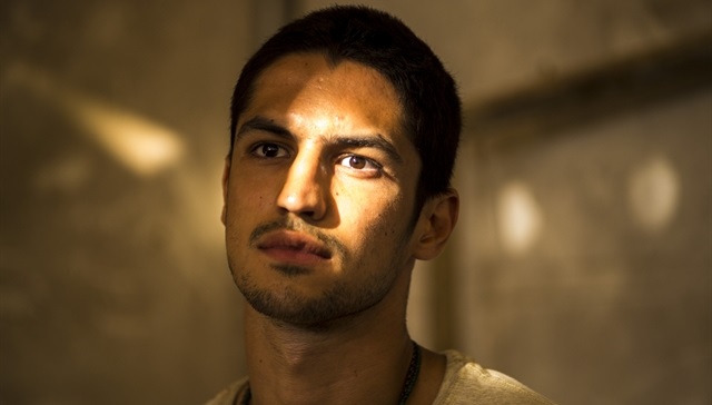 Gabriel Leone aparece pelado em série e quebra a internet