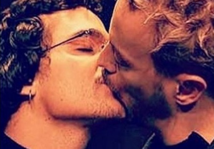 Contra a homofobia na Rússia, ator posta foto de beijo em Wagner Moura