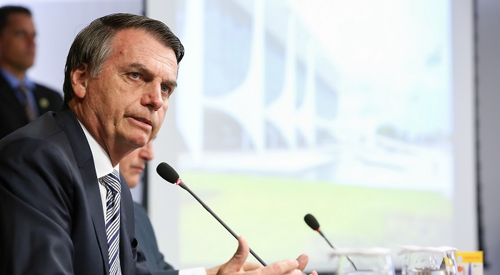 Pelo Twitter, Bolsonaro afirma que governo não abandonará LGBT