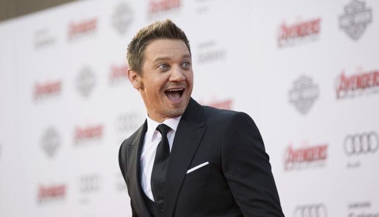 Jeremy Renner é gay? Pela 1ª vez, ator fala sobre os boatos