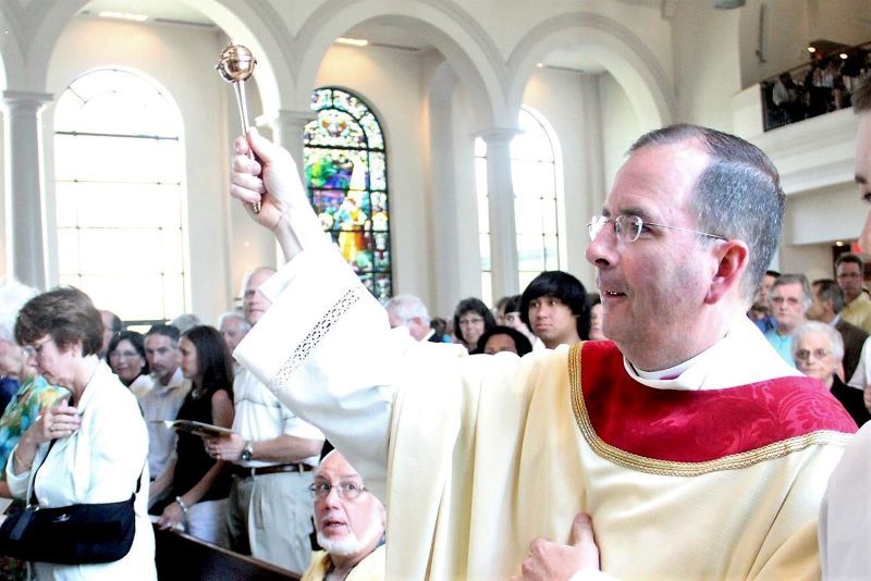 Padre é preso por usar dinheiro da igreja e pagar homens do Grindr
