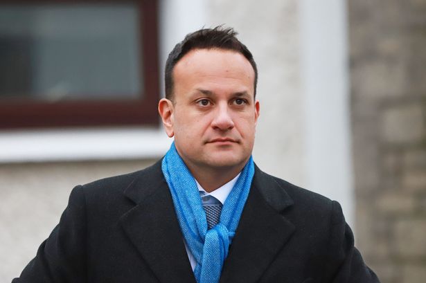 1º ministro gay irlandês volta a clinicar para combater Covid-19