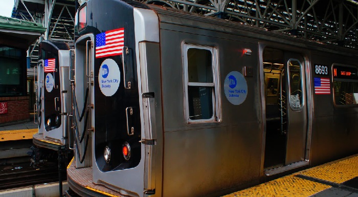 Lésbica é deixada inconsciente após ataque em metrô de Nova York
