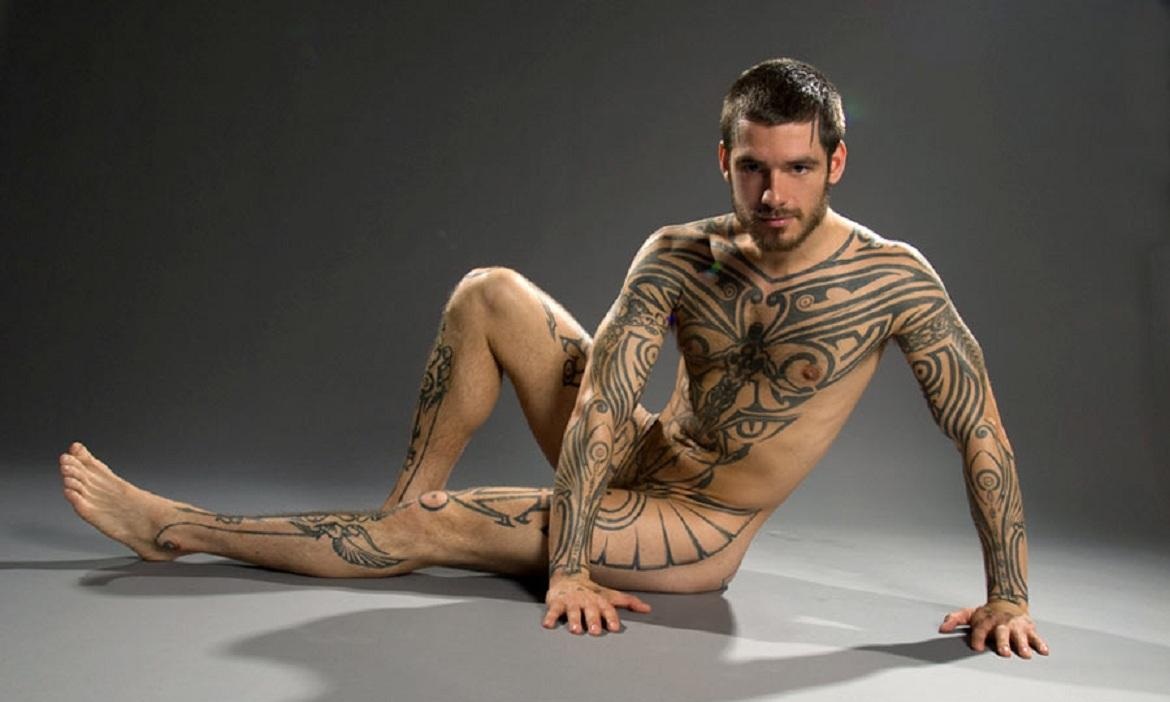 Ex-ator pornô gay Logan McCree vira bombeiro e procura uma esposa