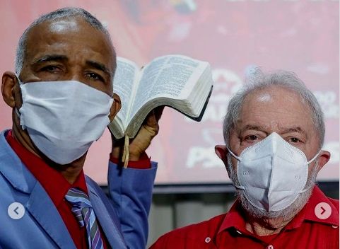 Lula tira foto com pastor Isidório, inimigo de LGBT, e o elogia