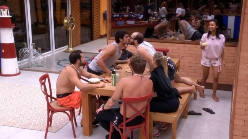 'BBB 18': Depois de Breno, Mahmoud ganha selinho de Lucas