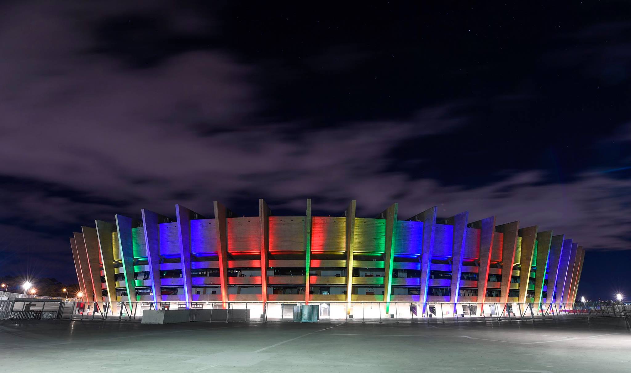 Inédito: Mineirão é 1º estádio do Brasil a se tingir de arco-íris