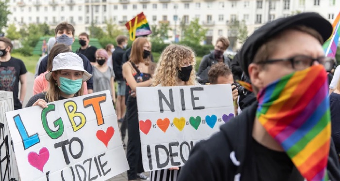 43 países pedem respeito a LGBT na Polônia. Brasil, não