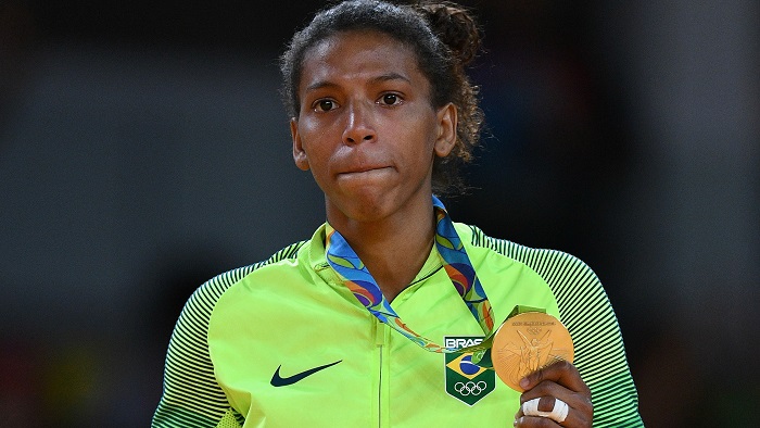 Judoca Rafaela Silva é pedida em casamento pela namorada na Disney