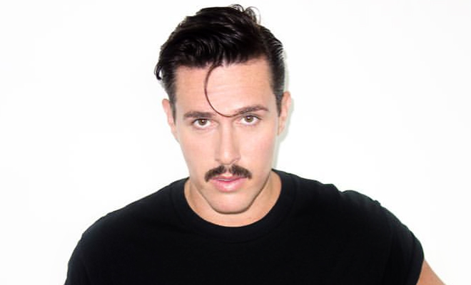 Cantor Sam Sparro se casa com companheiro no deserto