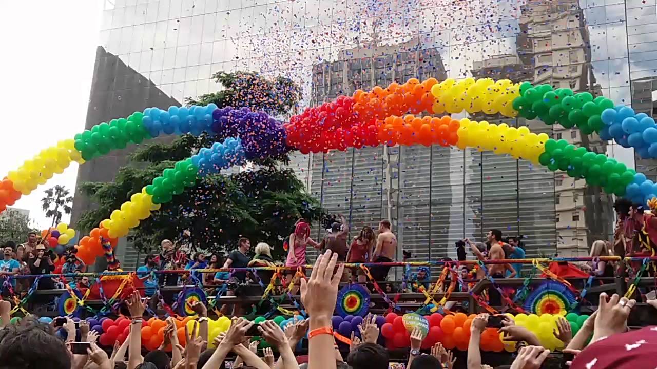 Filho de galã global dará beijo gay em 'Sense8'