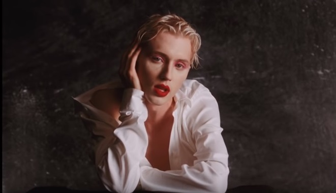 Maquiado e montado, Troye Sivan lança videoclipe de 'Bloom'