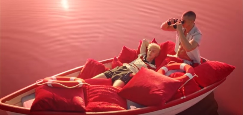 Sexy e solar, clipe novo de Troye Sivan tem romance gay