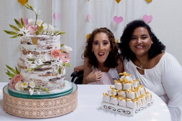 Vanessa de Oliveira, lésbica e PCD, relembra casamento e viraliza 