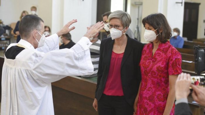 Mais de 100 padres desafiam Vaticano e celebram uniões homossexuais