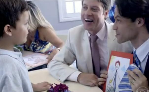 Novela da Globo mostra pais gays comemorando Dia das Mães